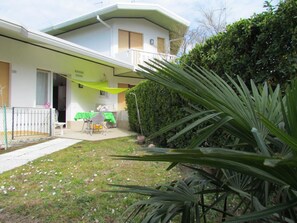 Villa, 2 Schlafzimmer, Terrasse, Gartenblick | Speisen im Freien