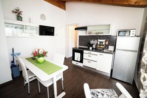 Kühlschrank, Mikrowelle, Ofen, Herdplatte