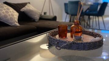 Apartment, 1 Schlafzimmer, Stadtblick | Wohnzimmer | Bücher