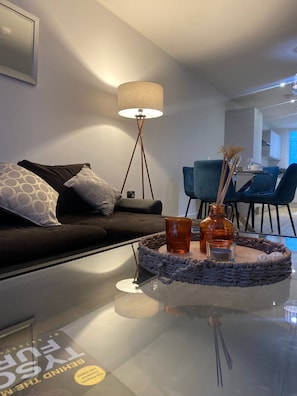 Departamento, 1 habitación, vista a la ciudad | Área de sala de estar | Libros