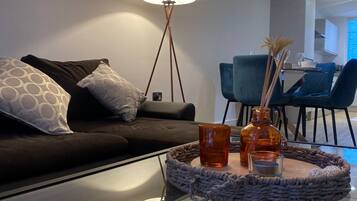 Apartment, 1 Schlafzimmer, Stadtblick | Wohnbereich | Bücher