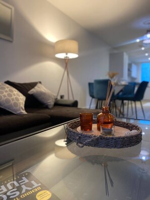 Departamento, 1 habitación, vista a la ciudad | Sala de estar | Libros