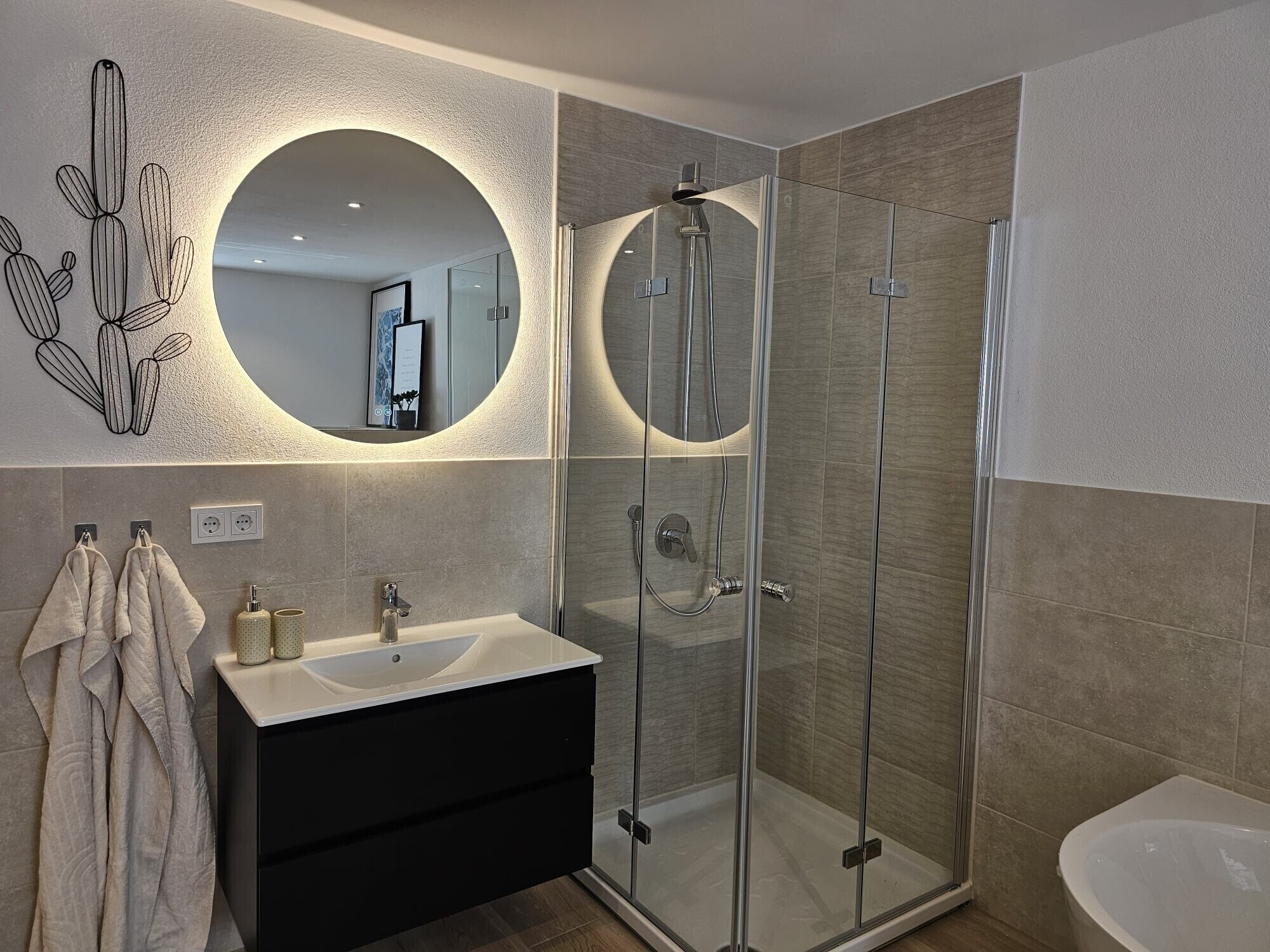 Douche, sèche-cheveux, serviettes fournies