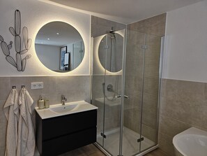 Bruser, hårtørrer, håndklæder