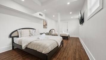 5 bedrooms, desk, iron/ironing board, travel crib