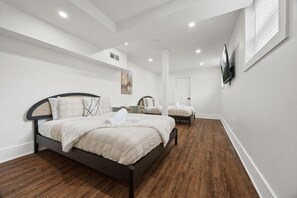 5 habitaciones, escritorio y tabla de planchar con plancha