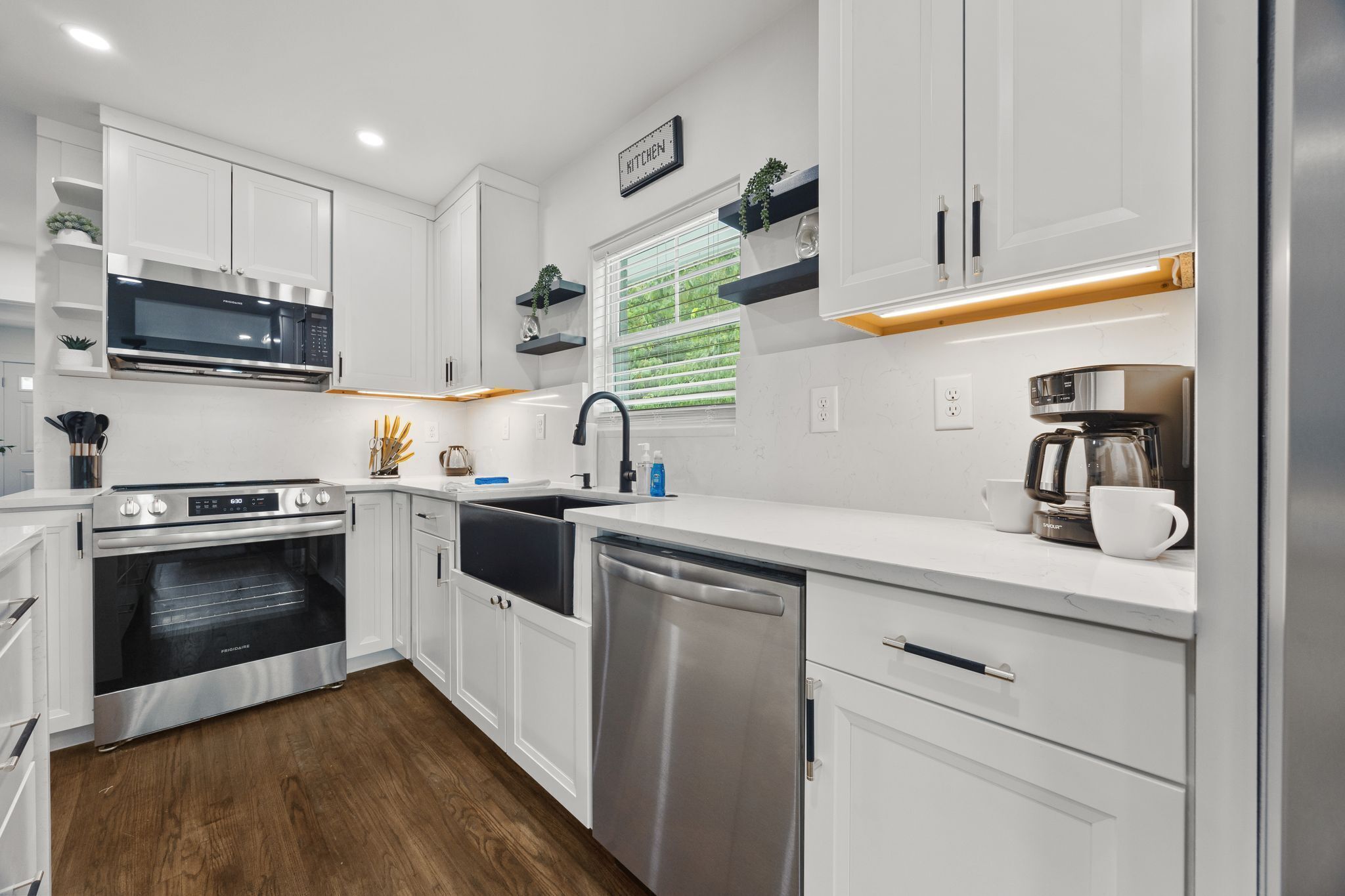 Réfrigérateur, micro-ondes, four, plaque de cuisson