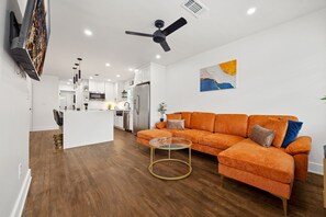 Smart TV, videojuegos, futbolito, libros