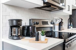 冷蔵庫、電子レンジ、オーブン、コンロ