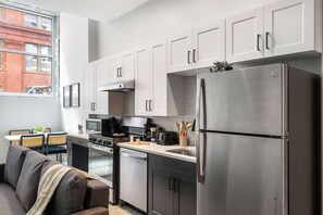 冷蔵庫、電子レンジ、オーブン、コンロ