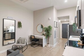 冷蔵庫、電子レンジ、オーブン、コンロ