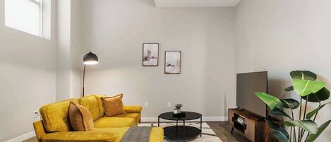 Een televisie en een kantoor