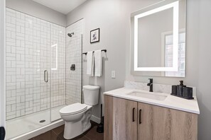 Een douche, een haardroger, handdoeken