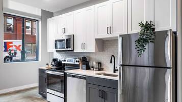 Refrigerador, microondas, horno y parrilla de estufa