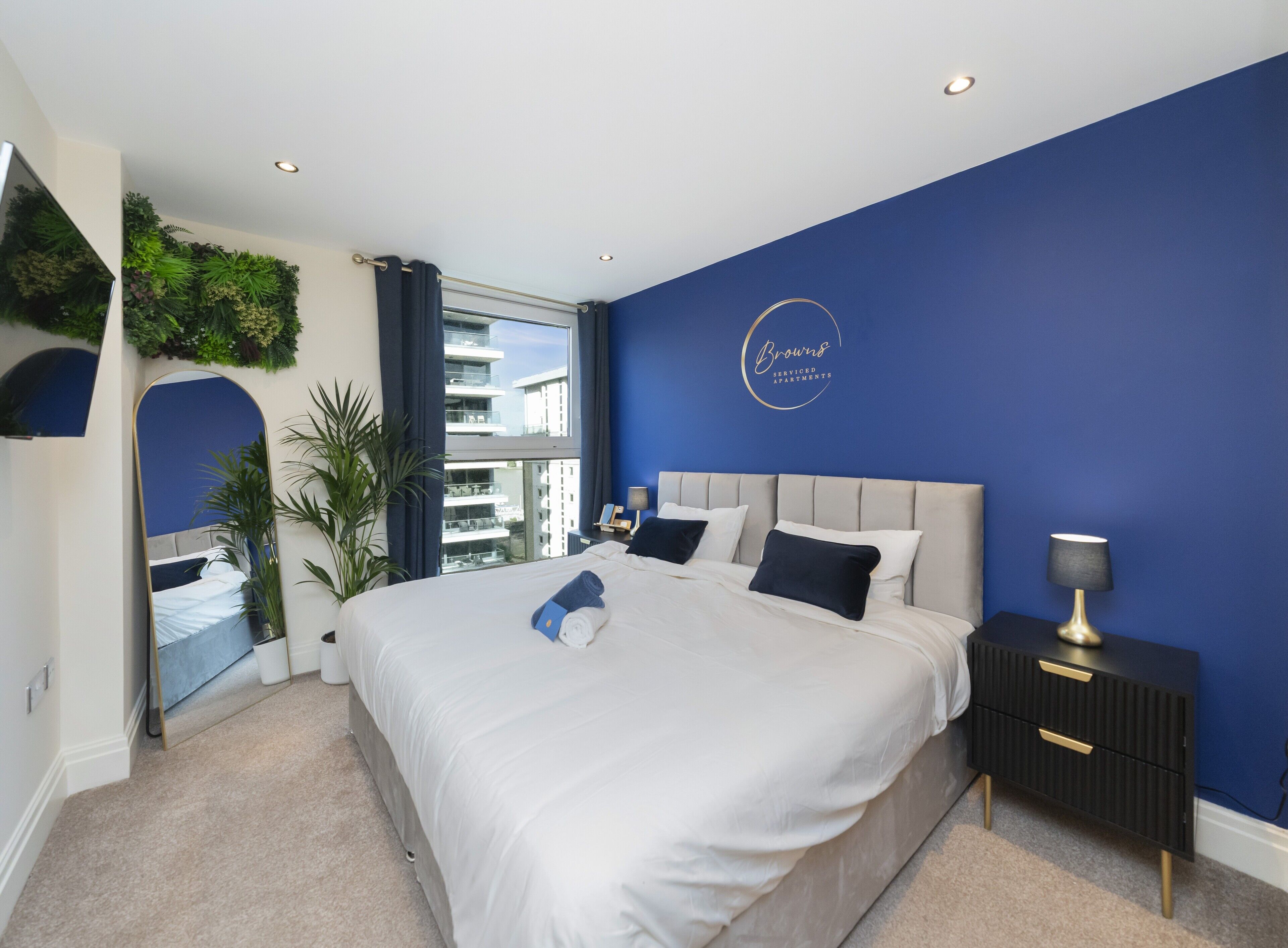 2 dormitorios, tabla de planchar con plancha, cuna de viaje