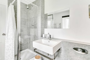 Een douche, een haardroger, handdoeken, shampoo