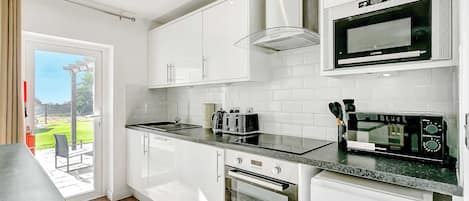 Réfrigérateur, four à micro-ondes, un four, surface de cuisson