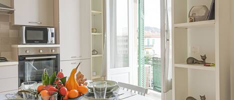 Mikrovågsugn, ugn, spishäll och diskmaskin