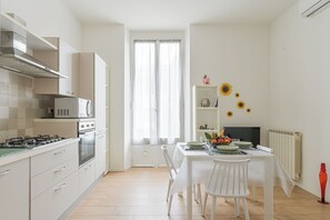 Microwave, oven, stovetop, dishwasher - The Houses on the Park 2 (La Spezia)