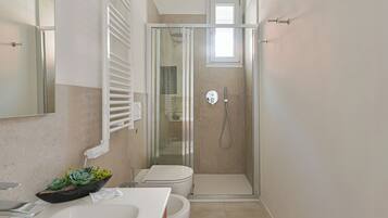 Een douche, een haardroger, een bidet, handdoeken