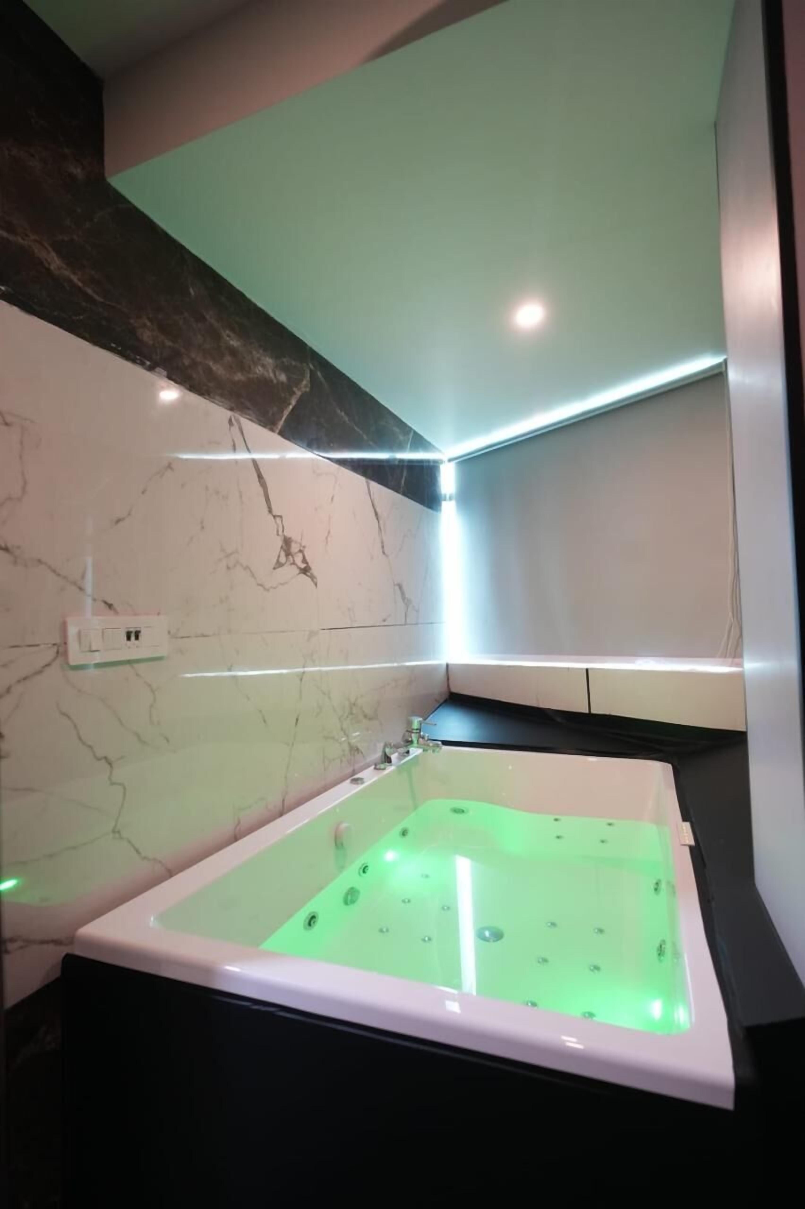 Luxury Single Room | Bathroom | Soap, toilet paper