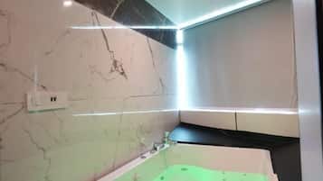 Luxury Single Room | Bathroom | Soap, toilet paper