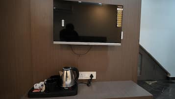 Skrivebord, skrivebord for bærbar PC og wi-fi (inkludert)