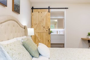 House (4 Bedrooms) | 4 camere, una scrivania, postazione laptop, ferro/asse da stiro
