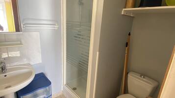 Een douche, een haardroger, toiletpapier