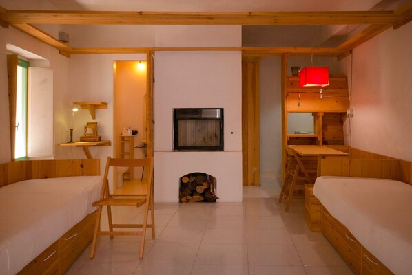 1 dormitorio, tabla de planchar con plancha, Internet y ropa de cama