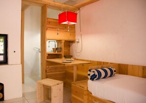 1 dormitorio, tabla de planchar con plancha, Internet y ropa de cama