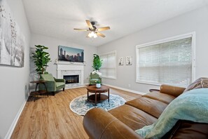 Smart TV, fireplace, video games, foosball - Elegant 5BR Gym+Pool Table Alpharetta (Alpharetta)