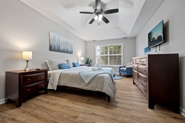 5 bedrooms, desk, iron/ironing board, travel cot