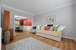 Smart TV, fireplace, video games, foosball - Elegant 5BR Gym+Pool Table Alpharetta (Alpharetta)