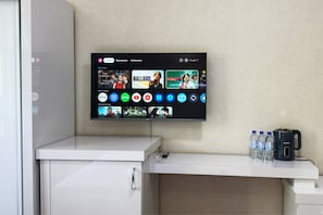 Standard Triple Room | Desk, laptop workspace, free WiFi