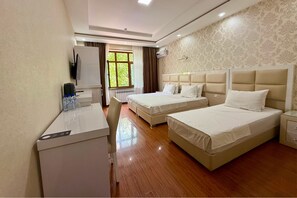 Habitación triple estándar | Escritorio, espacio para trabajar con laptop y wifi gratis 