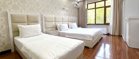 Standard Triple Room | Desk, laptop workspace, free WiFi