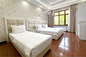 Standaard driepersoonskamer | Een bureau, een laptopwerkplek, gratis wifi