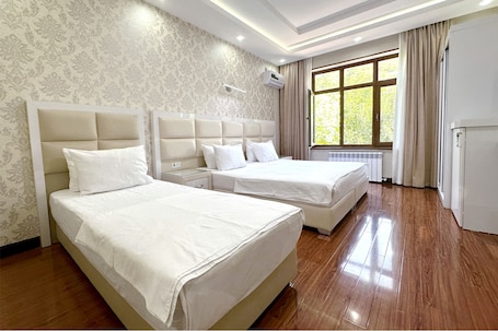 Standard Triple Room | Desk, laptop workspace, free WiFi