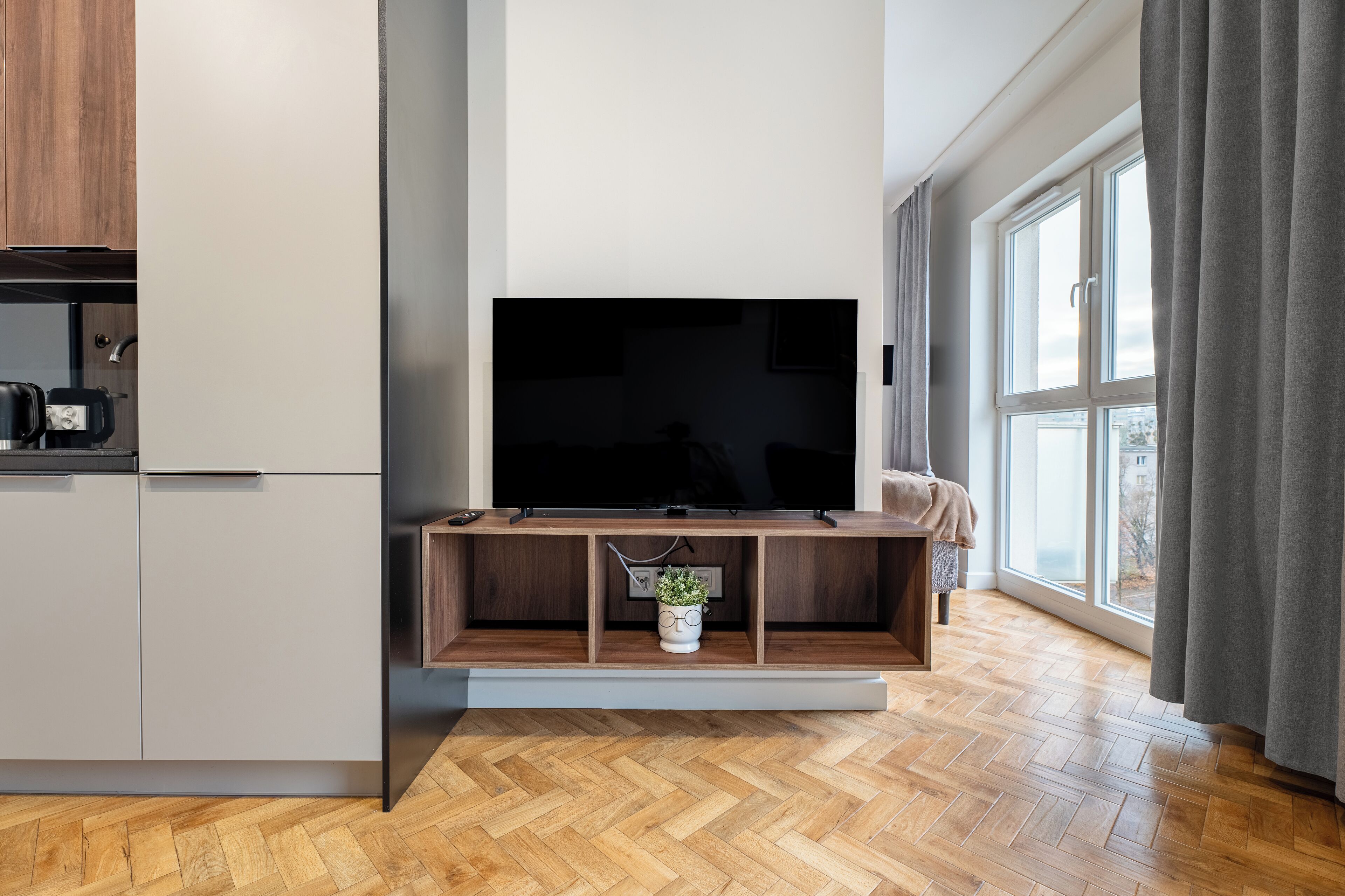 Apartment, Balcony | Living area | 40-inch Smart TV with cable channels