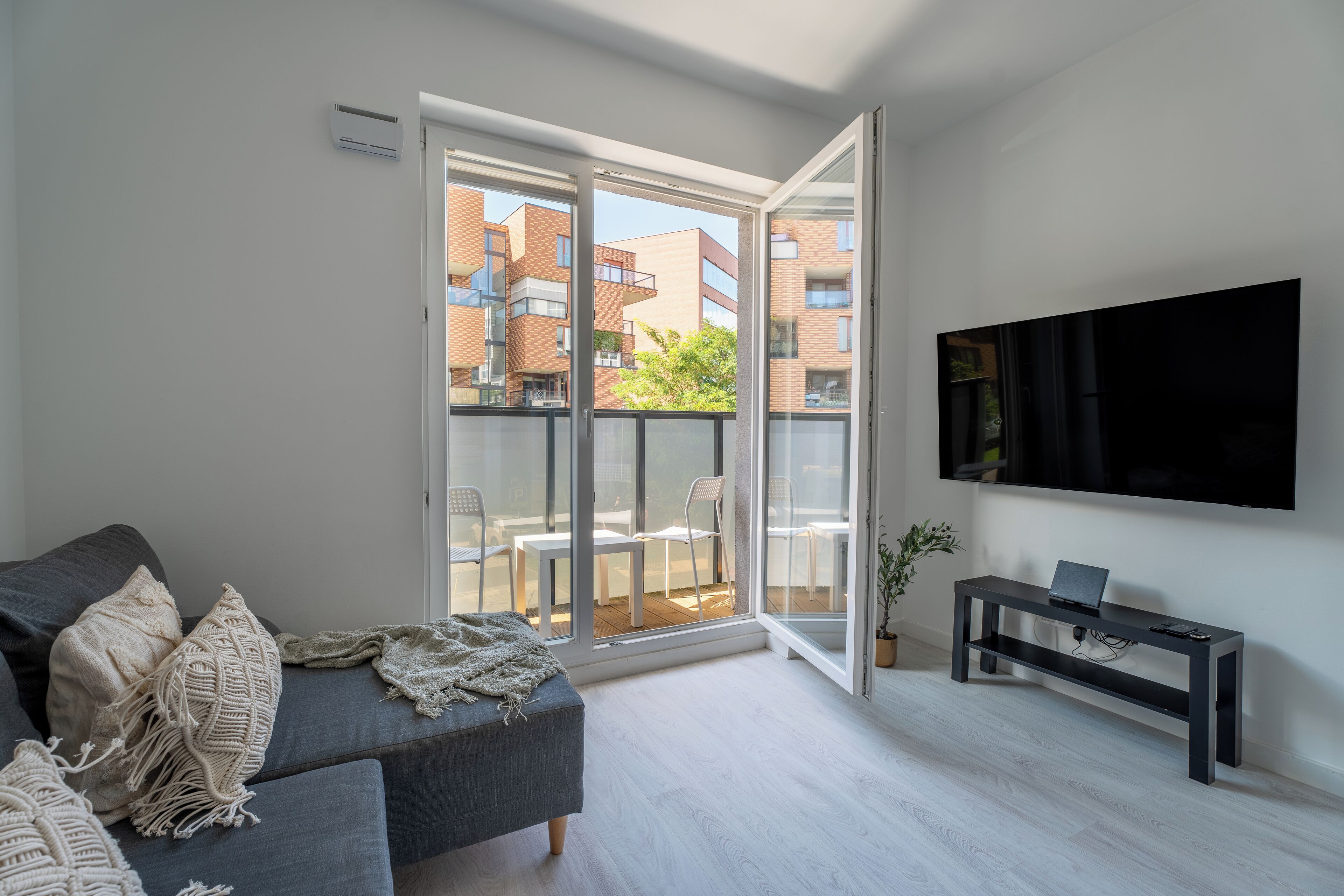 Laptop workspace, soundproofing, iron/ironing board, free WiFi