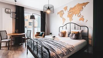 Estúdio clássico, sacada, vista para a cidade | Espaço de trabalho para notebook, quartos à prova de som