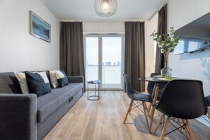 Apartment, Balcony, City View | Living area | 40-inch Smart TV with cable channels - Pure Rental Premium Inżynierska (Wrocław)