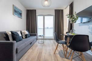 Apartamento, balcón, vistas a la ciudad | Zona de estar | Smart TV de 40 pulgadas con canales por cable