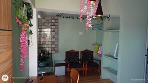 In-room safe, soundproofing, iron/ironing board, free WiFi