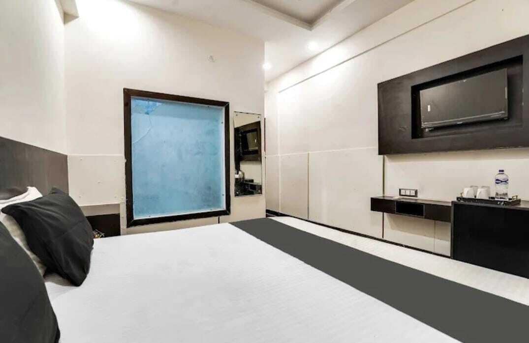 Deluxe Double Room, City View | In-room safe, desk, soundproofing, iron/ironing board