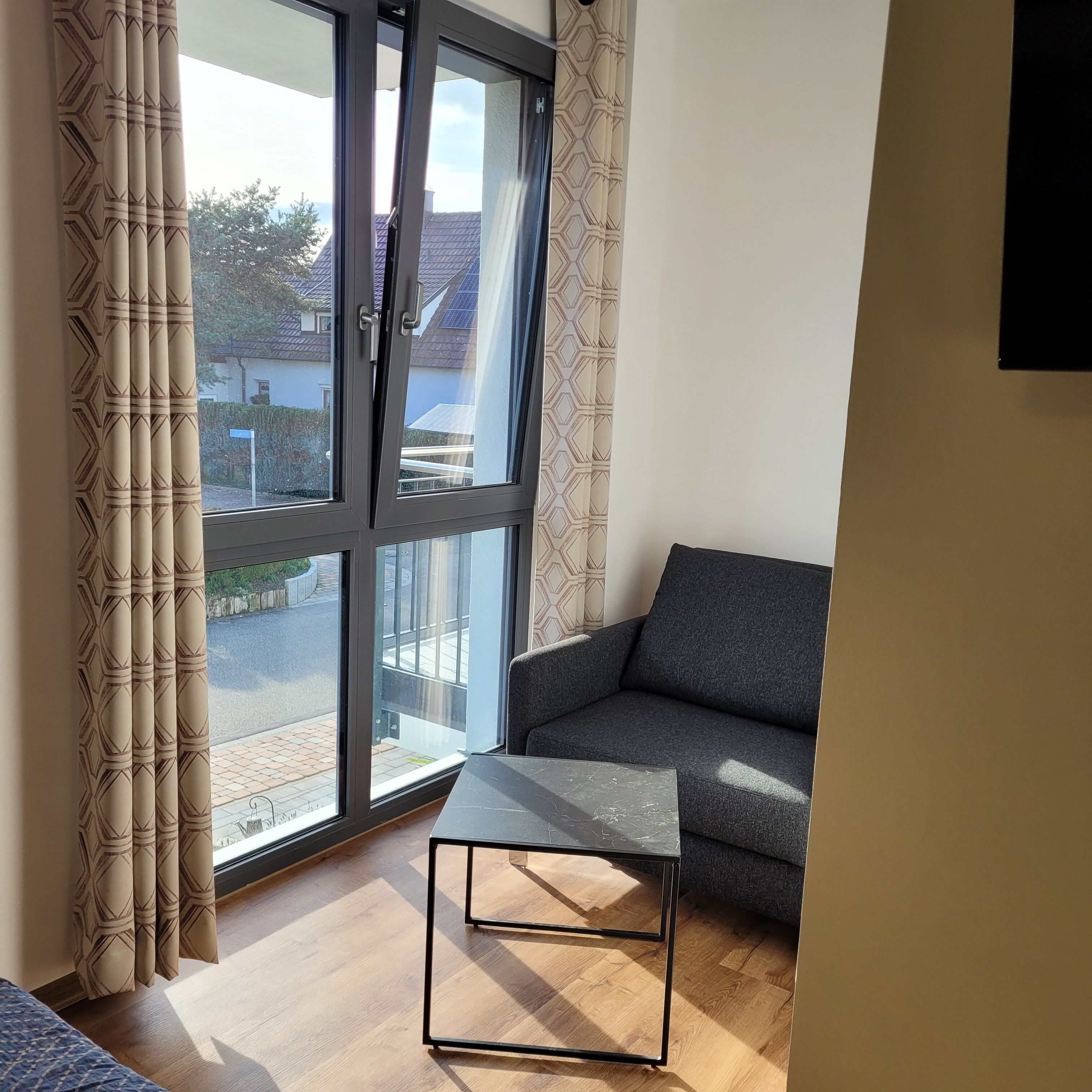 Habitación doble estándar, 1 cama Queen size, balcón | Caja de seguridad en la habitación y decoración personalizada 