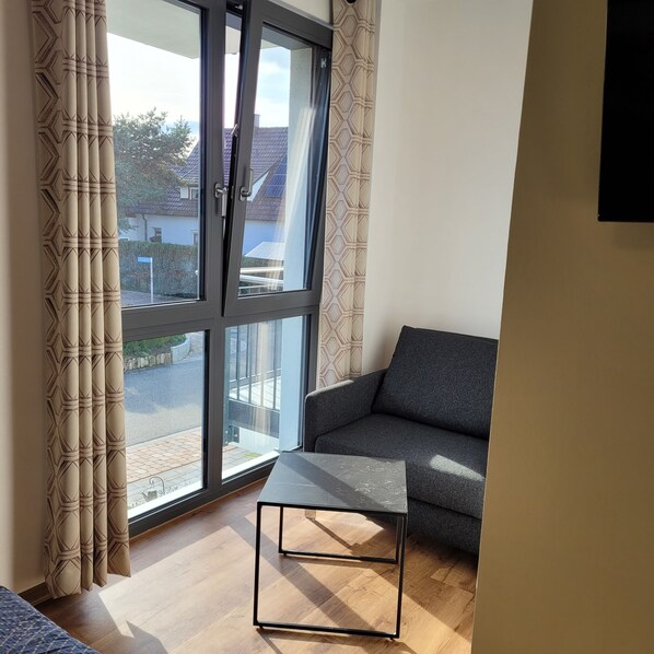 Standard dubbelrum - 1 queensize-säng - balkong | Värdeförvaringsskåp på rummet, individuell inredning och unika möbler