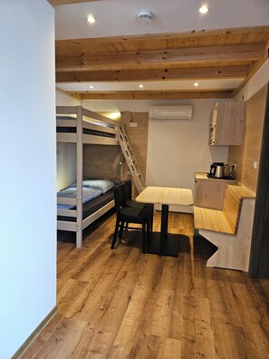 In-room safe, individually decorated, individually furnished - Rana's B&B (Rust)