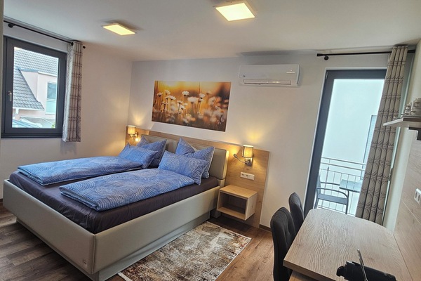 Standard-Doppelzimmer, Balkon | Zimmersafe, individuell dekoriert, individuell eingerichtet